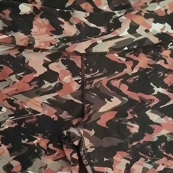 **SOLD** FABLETICS Capris in Terracotta Camo - Picture 5 of 6